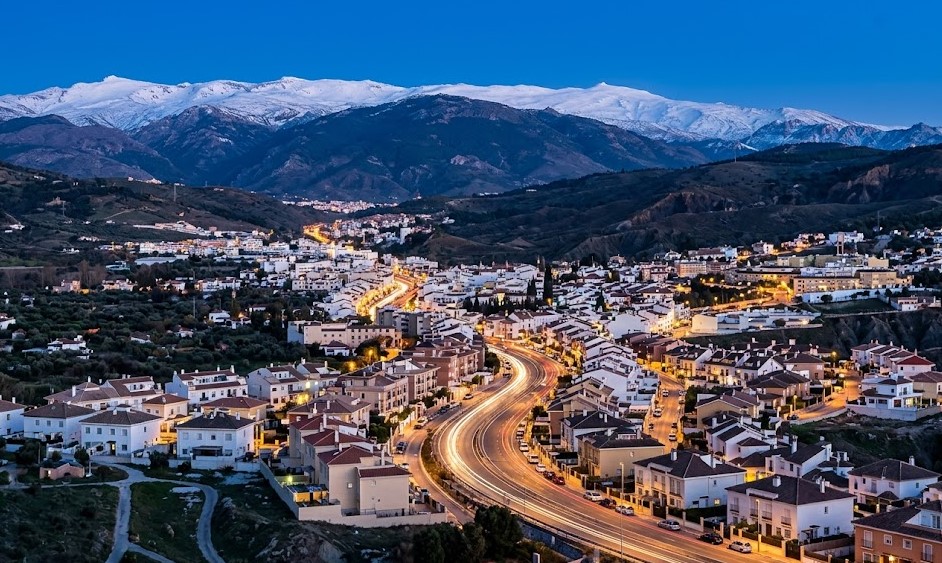 Vista paisajística del pueblo de Cenes de la Vega, la Carretera de la Sierra y el río Genil